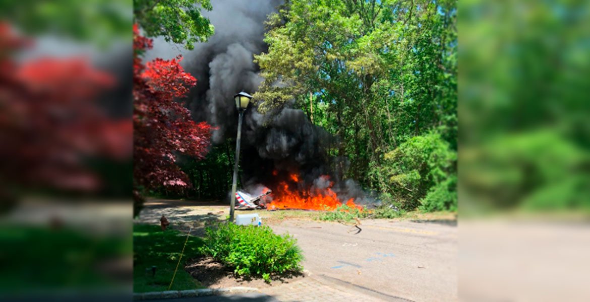  Al menos una persona falleci&oacute; hoy al estrellarse un avi&oacute;n en una zona residencial de Long Island, en el estado de Nueva York