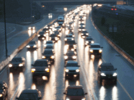 Por razones de seguridad, una idea brillante sería la de chequear regularmente las luces y el limpiaparabrisas de su carro, para ver y para que lo vean.