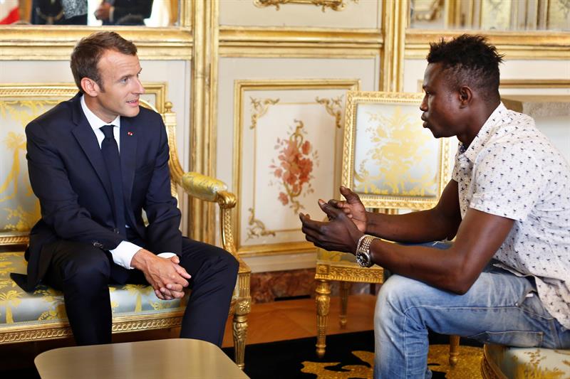 El presidente galo, Emmanuel Macron (izq), recibe al malí Mamoudou Gassama en el Palacio del Elíseo en París (Francia). El inmigrante irregular de 22 años no dudó en escalar la fachada de un edificio de apartamentos para salvar a un niño de cuatro años que colgaba del balcón de un quinto piso.