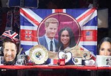 Meghan Markle confirma que su padre no asistirá a su boda azas, llaveros, posavasos, platos, bandejas, libretas, peluches, imanes, banderas, bolígrafos e incluso caretas de los miembros de la familia real se pueden adquirir en los alrededores del castillo de Windsor, a las afueras de Londres, con motivo de la boda del príncipe Harry y su prometida Meghan Markle