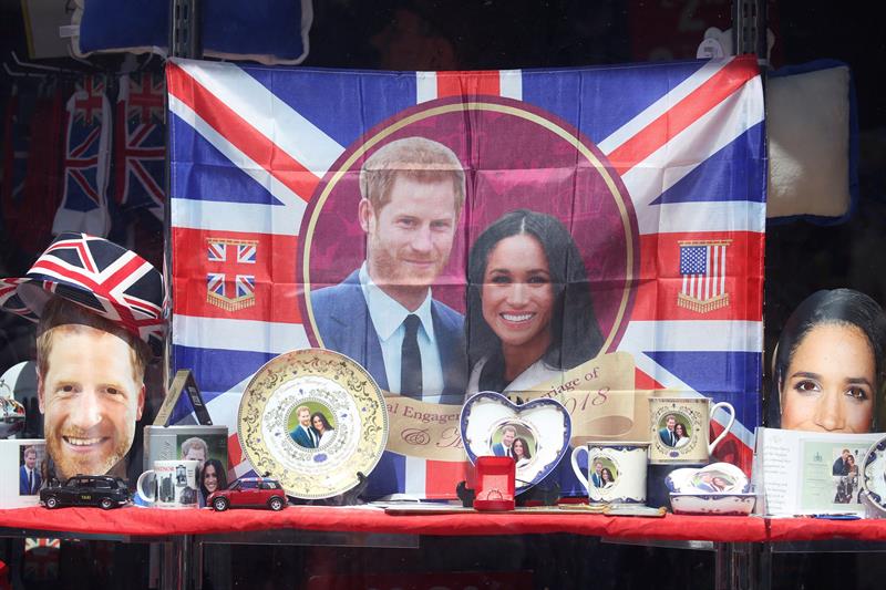 azas, llaveros, posavasos, platos, bandejas, libretas, peluches, imanes, banderas, bol&iacute;grafos e incluso caretas de los miembros de la familia real se pueden adquirir en los alrededores del castillo de Windsor, a las afueras de Londres, con motivo de la boda del pr&iacute;ncipe Harry y su prometida Meghan Markle