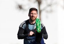 Messi: "Nunca me pasó por la cabeza jugar con la selección española" El jugador de la selección argentina Lionel Messi participa en un entrenamiento