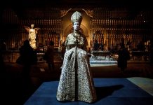 Vista de la creación de John Galliano para la firma Dior "Evening Ensemble", expuesto en la nueva exhibición del Instituto del Traje del Museo Metropolitano de Arte de Nueva York, EE.UU., el 7 de mayo del 2018.