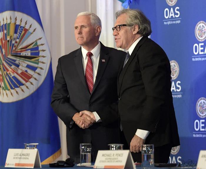 El secretario general de la Organización de Estados Americanos (OEA), Luis Almagro (d), recibe al vicepresidente de EE.UU., Mike Pence (i), durante una sesión extraordinaria protocolaria del Consejo Permanente del organismo hoy, lunes 7 de mayo de 2018, en Washington