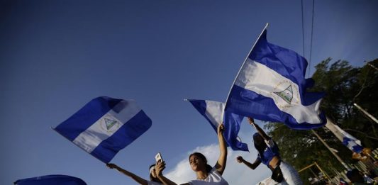 Estudiantes participan en una protesta contra el Gobierno de Daniel Ortega en las afueras de la Universidad Centroaméricana en Managua, Nicaragua.