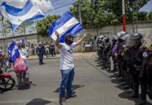 Sube a 43 la cifra de muertos durante protestas contra Gobierno de Nicaragua Manifestantes son bloqueados por agentes antidisturbios durante una marcha hoy, miércoles 2 de mayo de 2018, para exigir justicia para los jóvenes asesinados en las pasadas manifestaciones, en Managua (Nicaragua).