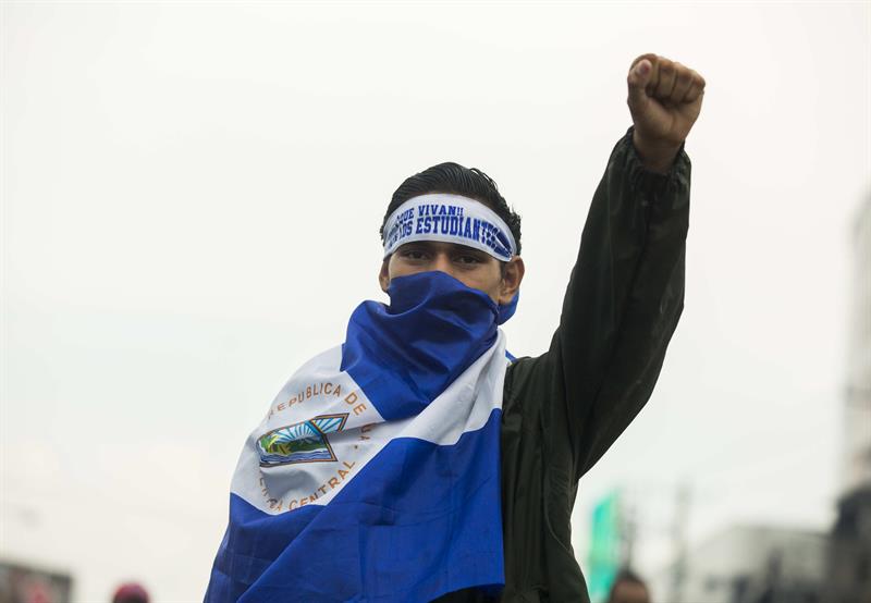 Manifestantes marchan en contra del presidente Daniel Ortega el pasado 25 de mayo de 2018.