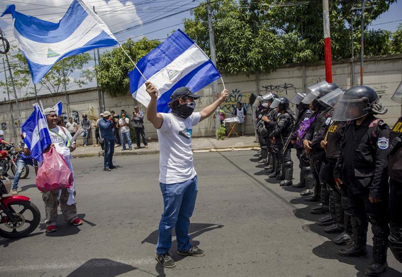 Manifestantes son bloqueados por agentes antidisturbios durante una marcha hoy, miércoles 2 de mayo de 2018, para exigir justicia para los jóvenes asesinados en las pasadas manifestaciones, en Managua (Nicaragua).
