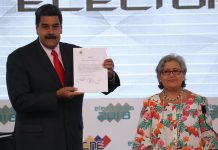 Maduro es proclamado como presidente reelegido para gobernar hasta el 2025 El presidente venezolano, Nicolás Maduro, recibe la credencial como mandatario electo de Venezuela para el período 2019-2025 de parte de la presidenta del Consejo Nacional Electoral, Tibisay Lucena (d), hoy, martes 22 de mayo de 2018, en la sede del CNE en Caracas (Venezuela).