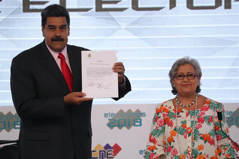 El presidente venezolano, Nicolás Maduro, recibe la credencial como mandatario electo de Venezuela para el período 2019-2025 de parte de la presidenta del Consejo Nacional Electoral, Tibisay Lucena (d), hoy, martes 22 de mayo de 2018, en la sede del CNE en Caracas (Venezuela).