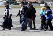 Gobierno resta importancia al caso de 1.475 inmigrantes menores sin localizar De acuerdo con el diario The New York Times, el Gobierno ha perdido el rastro de al menos 1.475 menores que, tras haber entrado ilegalmente en el país junto con sus padres, fueron separados de éstos y entregados a familias de acogida.
