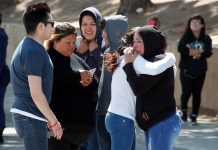 Tiroteo en escuela de Los Ángeles deja un herido y un detenido Una pelea entre dos estudiantes acabó hoy con un herido y un detenido en un tiroteo ocurrido en una escuela de Palmdale, al norte de Los Ángeles, EE.UU., el 11 de mayo del 2018, una situación que provocó un enorme despliegue policial y que llevó a la clausura de todos los centros educativos de la zona.