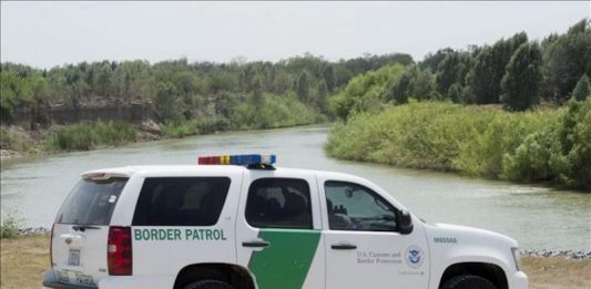 el Sindicato Nacional de la Patrulla Fronteriza (NBPC, en inglés) publica "The Green Line", un pódcast en el que los agentes fronterizos y sus invitados, entre ellos el propio Donald Trump, expresan "sin filtros" sus opiniones bajo el lema "La verdad desde la frontera".