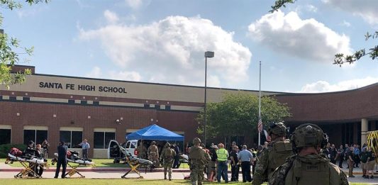 Miembros de la fuerza de seguridad y del equipo médico acuden al instituto de Santa Fe donde un estudiante armado ha abierto fuego contra varias personas, en Santa Fe, Texas, Estados Unidos, 18 mayo de 2018.