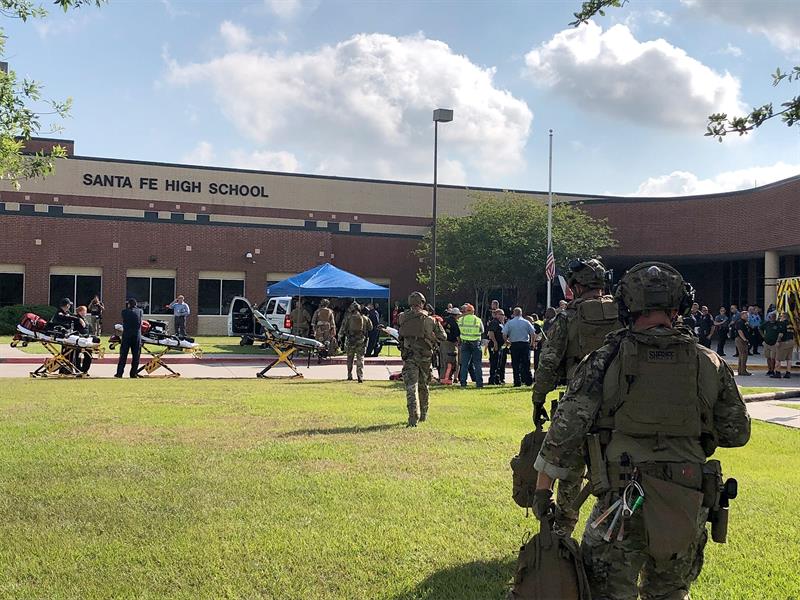 Miembros de la fuerza de seguridad y del equipo m&eacute;dico acuden al instituto de Santa Fe donde un estudiante armado ha abierto fuego contra varias personas, en Santa Fe, Texas, Estados Unidos, 18 mayo de 2018.