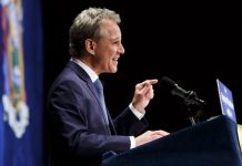 Varios fiscales quieren investigar a Schneiderman Desde que inició el movimiento MeToo, Eric Schneiderman es la más reciente figura pública de peso en caer y es además, el enemigo político de más alto perfil del Presidente Trump, acusado de conducta inapropiada.