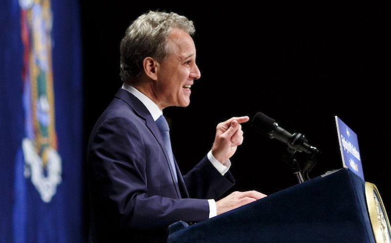 Desde que inició el movimiento MeToo, Eric Schneiderman es la más reciente figura pública de peso en caer y es además, el enemigo político de más alto perfil del Presidente Trump, acusado de conducta inapropiada.