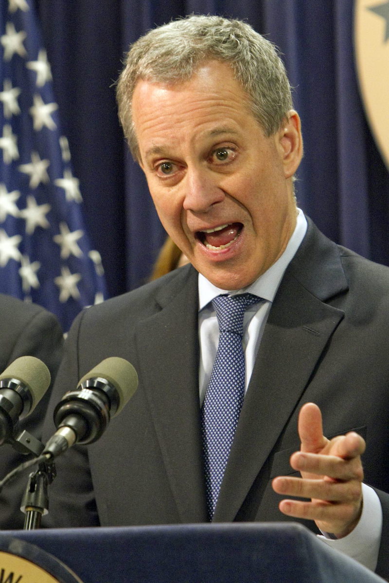 Fotografía de archivo fechada el 13 de febrero de 2014, muestra al fiscal general de Nueva York, Eric T. Schnederman, mientras habla en rueda de prensa, en Nueva York.