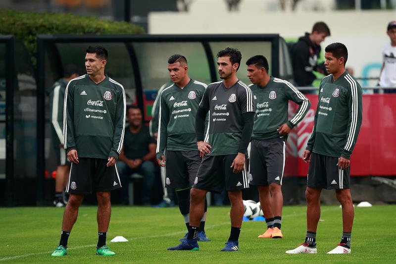 Jugadores de la selecci&oacute;n mexicana de f&uacute;tbol participan en un entrenamiento en Ciudad de M&eacute;xico.