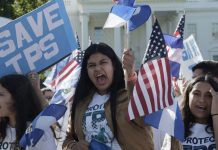 Congresistas piden al gobierno que prorrogue TPS para los hondureños Unas personas gritan consignas bajo el lema "Salvemos TPS", durante una manifestación a favor de familias centroamericanas acogidas por el Estatus de Protección Temporal (TPS).