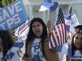 Congresistas piden al gobierno que prorrogue TPS para los hondureños Unas personas gritan consignas bajo el lema "Salvemos TPS", durante una manifestación a favor de familias centroamericanas acogidas por el Estatus de Protección Temporal (TPS).