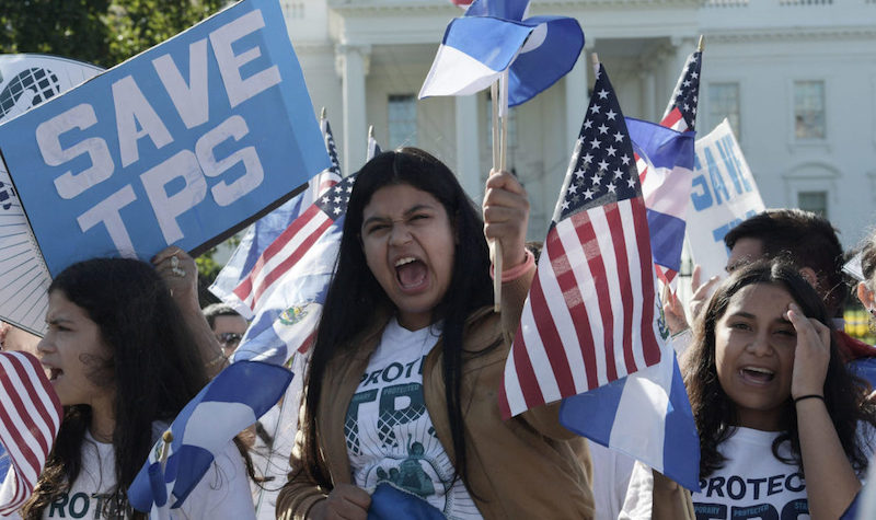 Unas personas gritan consignas bajo el lema "Salvemos TPS", durante una manifestación a favor de familias centroamericanas acogidas por el Estatus de Protección Temporal (TPS).
