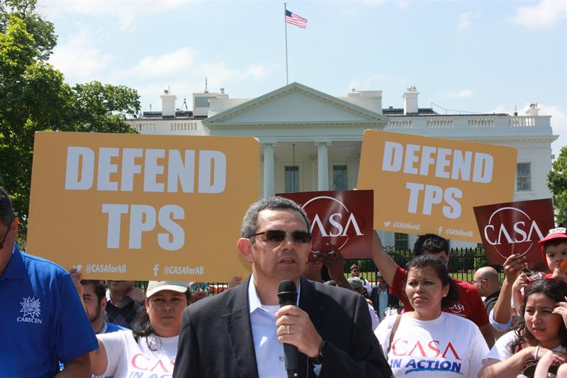 El director de la organización CASA Maryland, Gustavo Torres, habla por micrófono durante una protesta frente de la Casa Blanca hoy, lunes 7 de mayo de 2018, en Washington