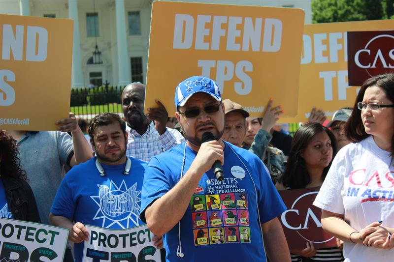 El hondureño Mardoel Hernández, uno de los beneficiarios del Estatus de Protección Temporal (TPS), habla por micrófono durante una protesta frente de la Casa Blanca hoy, lunes 7 de mayo de 2018, en Washington (EE.UU.).