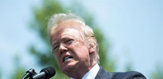 El presidente de EE. UU., Donald J. Trump (c), da un discurso durante el servicio conmemorativo anual de los Oficiales de Paz en el Capitolio, Washington DC