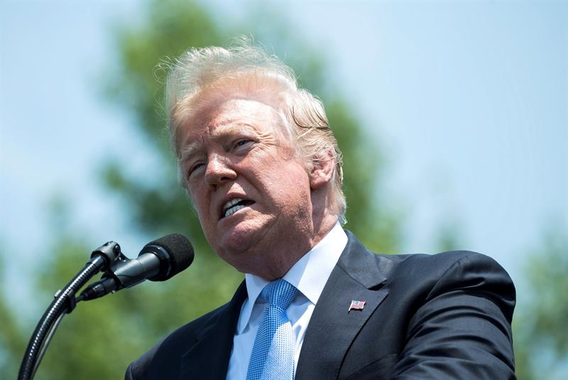 El presidente de EE. UU., Donald J. Trump (c), da un discurso durante el servicio conmemorativo anual de los Oficiales de Paz en el Capitolio, Washington DC 