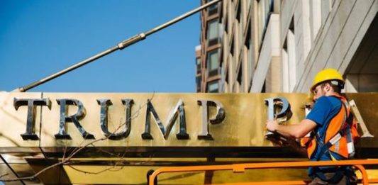 Una jueza de Nueva York dictaminó hoy que los vecinos de un edificio que lleva el nombre del presidente Donald Trump tienen derecho a retirarlo de la fachada si así lo consideran oportuno.