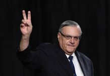 Inmigrantes de California reciben con abucheos a exalguacil Joe Arpaio El exalguacil del condado Maricopa y ahora aspirante republicano por Arizona al Senado federal arribó al mitin de Liberatore en la ciudad de Yorba Linda .