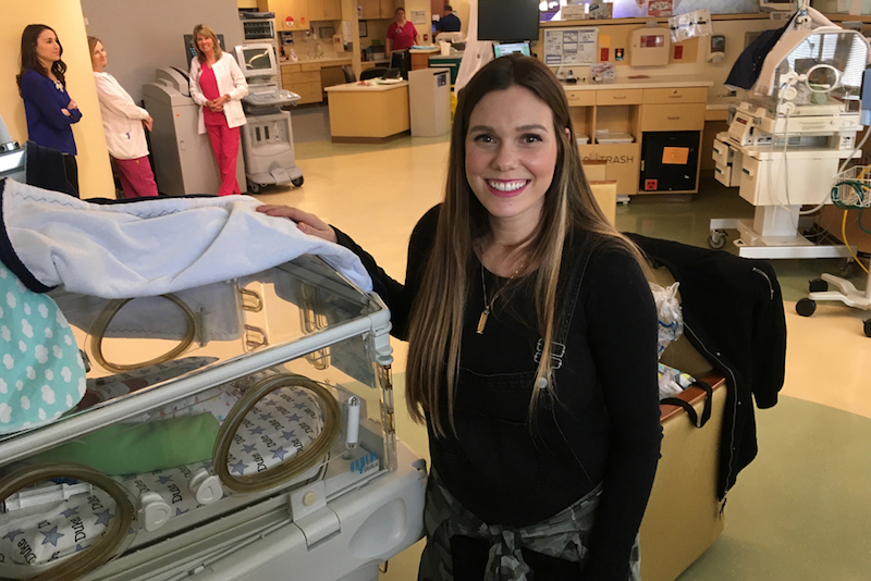 Jill Brothers, con su bebe Duke, uno de los mellizos que nacieron a las 27 semanas de gestación. Ella visita a Duke y a su hermano, Zion, todos los días en la NICU, y los mira a través de la computadora cuando está en casa. (Blake Farmer/WPLN)