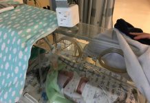 Bebés prematuros: cámaras mantienen a la familia cerca, y a los gérmenes lejos Mientras el pequeño Duke esté en la NICU, sus padres pueden mirarlo gracias a una webcam instalada en su camita. (Blake Farmer/WPLN)