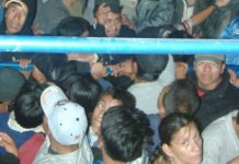 Cien guatemaltecos y un salvadoreño fueron descubiertos hacinados en dos camiones por policías municipales cuando viajaban por el sureño estado mexicano de Oaxaca.