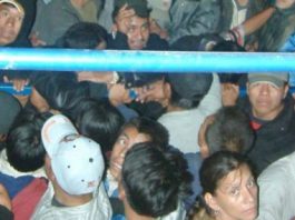 Interceptan 101 migrantes hacinados en dos camiones en sur de México Cien guatemaltecos y un salvadoreño fueron descubiertos hacinados en dos camiones por policías municipales cuando viajaban por el sureño estado mexicano de Oaxaca.