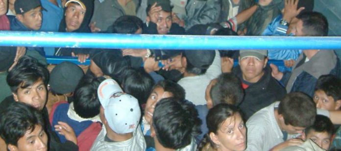 Cien guatemaltecos y un salvadore&ntilde;o fueron descubiertos hacinados en dos camiones por polic&iacute;as municipales cuando viajaban por el sure&ntilde;o estado mexicano de Oaxaca.