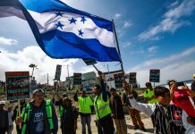 Inmigrantes centroamericanos se congregan en el muro fronterizo con los Estados Unidos