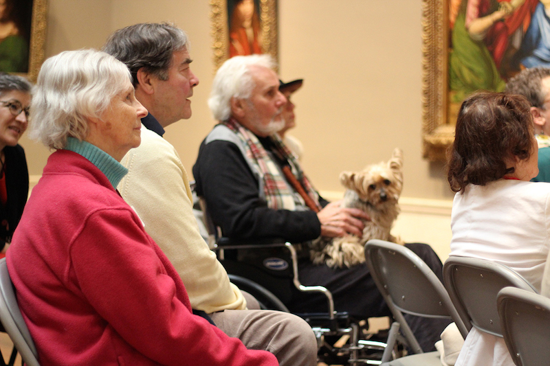Marie Fanning (izq.) al lado de su marido, Bill, durante una sesi&oacute;n del programa Just Us en la National Gallery of Art, en Washington, D.C., el 5 de marzo. Marie, quien tiene Alzheimer, y Bill, participan regularmente del programa (Lynne Shallcross/KHN)
