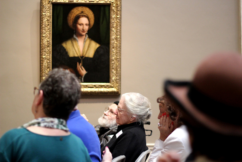 Investigaciones sobre los programas como Just Us han encontrado que analizar y discutir sobre obras de arte ayuda a las personas con Alzheimer a combatir la apat&iacute;a, y a reducir el estr&eacute;s y el aislamiento de los cuidadores. (Lynne Shallcross/KHN)