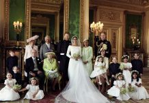 Fotografía cedida hoy, 21 de mayo de 2018, por el Palacio de Kensington, que muestra una fotografía oficial del enlace entre el príncipe Enrique, duque de Sussex (c-i), y de su mujer Meghan Markle, duquesa de Sussex (c-d), posan junto a los asistentes: fila de arriba: Jasper Dyer, la duquesa de Cornualles, Camila, el príncipe de Gales, Carlos, Doria Ragland; fila media: Brian Mulroney, el Duque de Edimburgo, la Reina Isabel II, Catalina de Cambridge, la princesa Charlotte, el príncipe Jorge, Rylan Litt y John Mulroney; fila de debajo: Ivy Mulroney, Florence van Cutsem, Zalie Warren, y Remi Litt