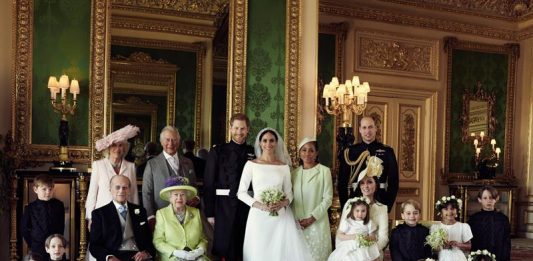 Fotografía cedida hoy, 21 de mayo de 2018, por el Palacio de Kensington, que muestra una fotografía oficial del enlace entre el príncipe Enrique, duque de Sussex (c-i), y de su mujer Meghan Markle, duquesa de Sussex (c-d), posan junto a los asistentes: fila de arriba: Jasper Dyer, la duquesa de Cornualles, Camila, el príncipe de Gales, Carlos, Doria Ragland; fila media: Brian Mulroney, el Duque de Edimburgo, la Reina Isabel II, Catalina de Cambridge, la princesa Charlotte, el príncipe Jorge, Rylan Litt y John Mulroney; fila de debajo: Ivy Mulroney, Florence van Cutsem, Zalie Warren, y Remi Litt