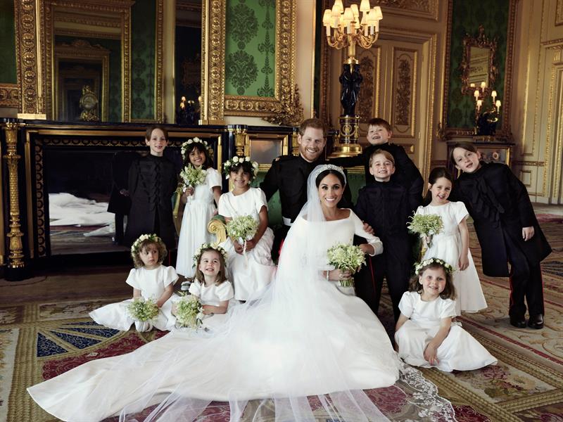  Fotograf&iacute;a cedida hoy, 21 de mayo de 2018, por el Palacio de Kensington, que muestra una fotograf&iacute;a oficial del enlace entre el pr&iacute;ncipe Enrique, duque de Sussex (c-i), y de su mujer Meghan Markle, duquesa de Sussex (c-d), posan junto a los pajes y las damitas: fila de atr&aacute;s (i-d) Brian Mulroney, Remi Litt, Rylan Litt, Jasper Dyer, Pr&iacute;ncipe George de Cambridge, Ivy Mulroney, John Mulroney; delante (i-d) Zalie Warren, Princess Charlotte, y Florence van Cutsem