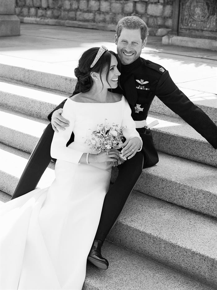 Fotograf&iacute;a cedida hoy, 21 de mayo de 2018, por el Palacio de Kensington, que muestra una fotograf&iacute;a oficial del enlace entre el pr&iacute;ncipe Enrique, duque de Sussex, y de su mujer Meghan Markle, duquesa de Sussex, en el Palacio de Windsor, en Reino Unido