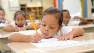 El 77 % de los participantes expuso haber tenido una ganancia positiva de conocimiento en las destrezas de comunicaci&oacute;n en el idioma ingl&eacute;s".