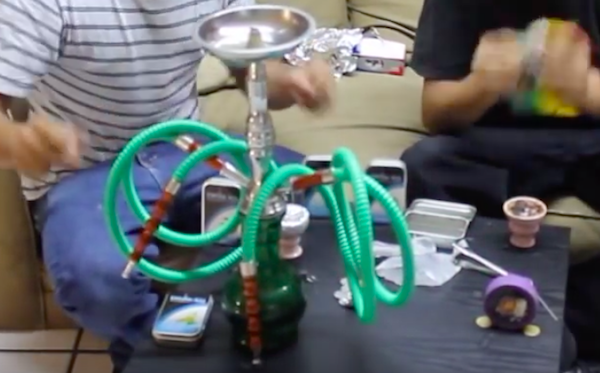 Una hora fumando hookah expone a una persona a tanto monóxido de carbono y alquitrán como si fumara 10 cigarrillos.