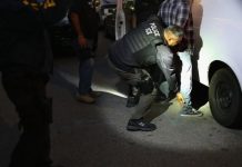 Patrulla Fronteriza fue atacada por migrante fallecida La Patrulla Fronteriza, ordenó que se detuvieran y se echaran al suelo para proceder a su arresto, momento en el cual, según su versión, los migrantes presuntamente se abalanzaron sobre él.