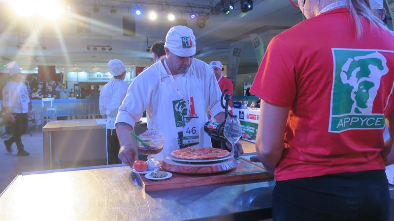 Un participante presenta su pizza en Buenos Aires, durante el Campeonato Nacional de la Pizza y la Empanada.