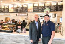 El gobernador Rick Scott junto a uno de los empleados del mesón sándwich(foto twitter)
