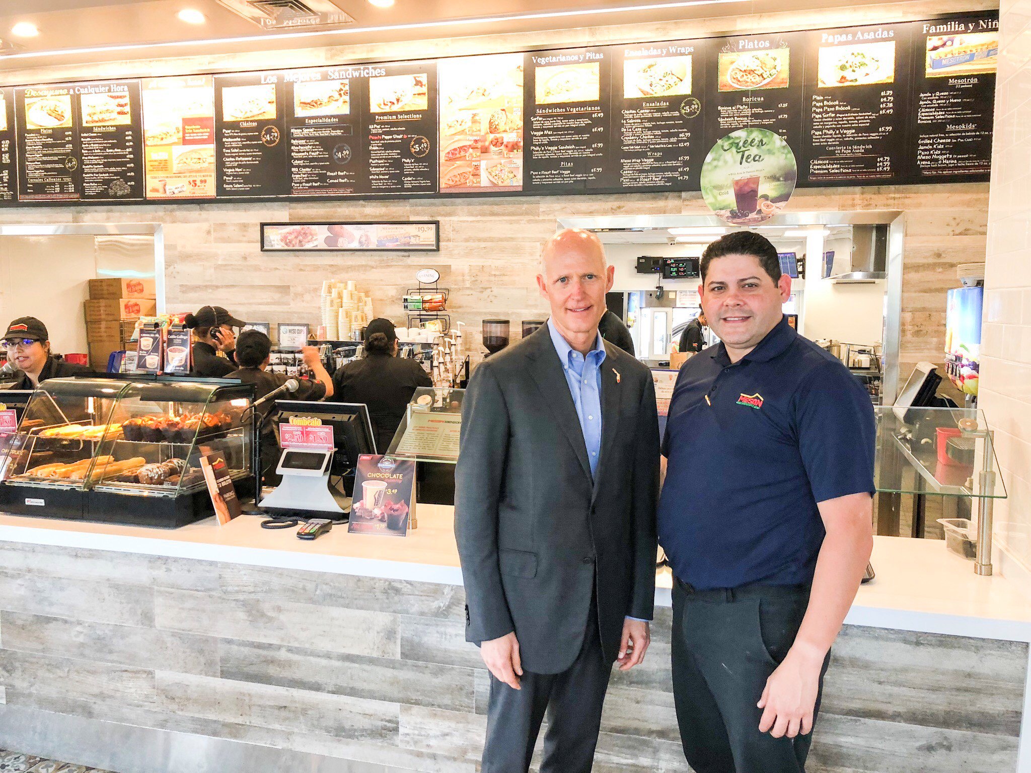 El gobernador Rick Scott junto a uno de los empleados del mesón sándwich(foto twitter)